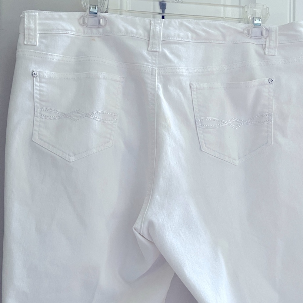 🩷🩷🩷White Denim Capri Jeans by Cato - Picture 4 of 4